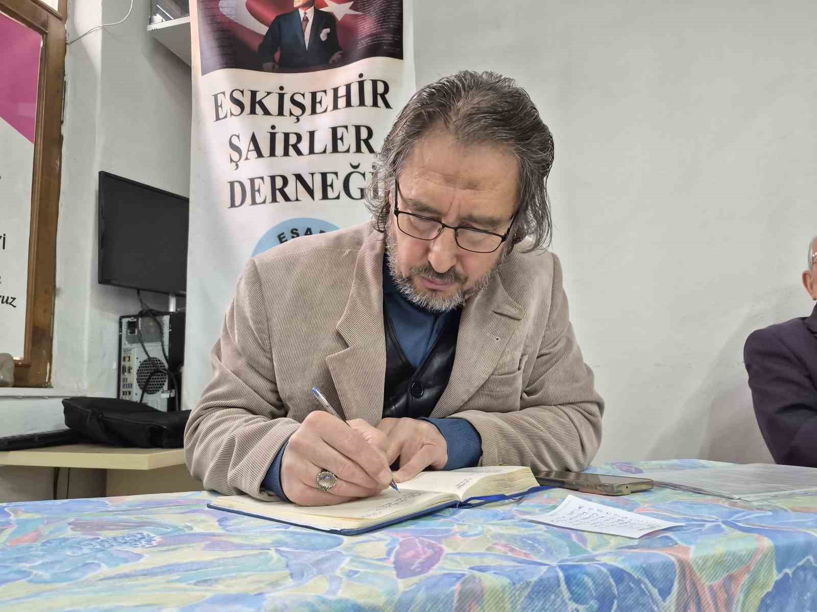 Şairler, kaybolmaya yüz tutan şiiri yaşatmanın mücadelesini veriyor
