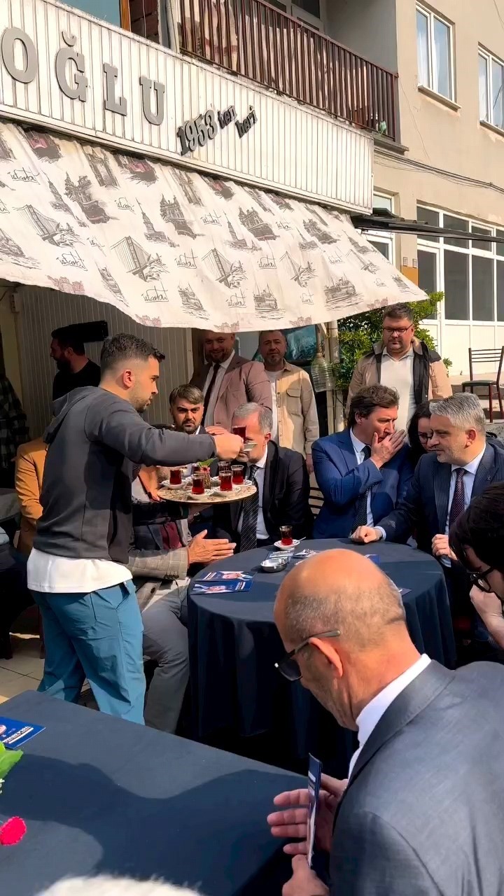 Şakacı kahveye gelen çıkamıyor
