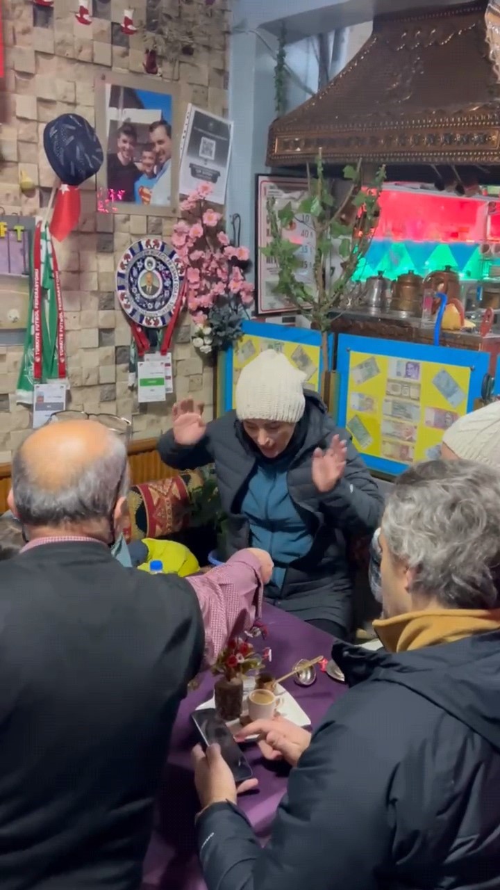 Şakacı kahveye gelen çıkamıyor
