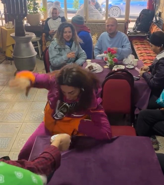 Şakacı kahveye gelen çıkamıyor
