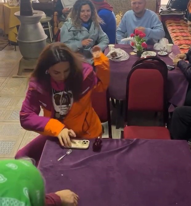 Şakacı kahveye gelen çıkamıyor
