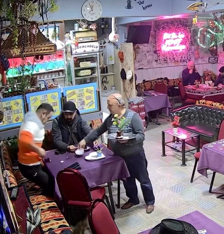 Şakacı kahveye gelen çıkamıyor
