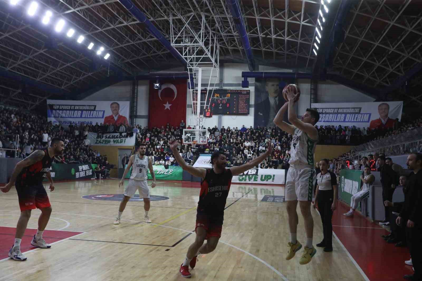 Sakarya Büyükşehir Basketbol liderliğini sürdürdü
