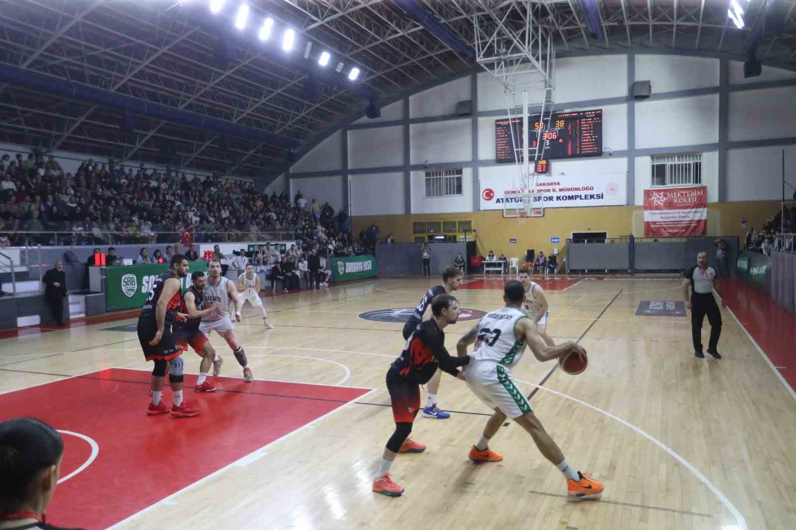 Sakarya Büyükşehir Basketbol liderliğini sürdürdü
