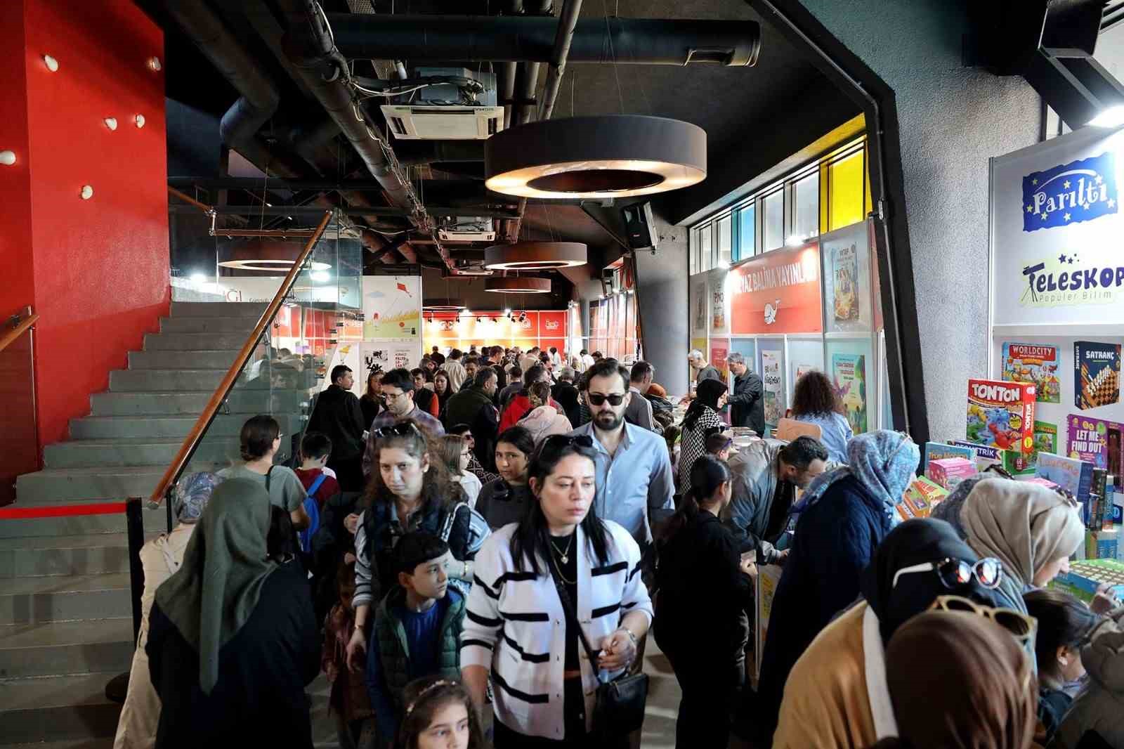 "Sakarya Çocuk Edebiyatı Fuarı" hafta sonu yoğun ilgi gördü
