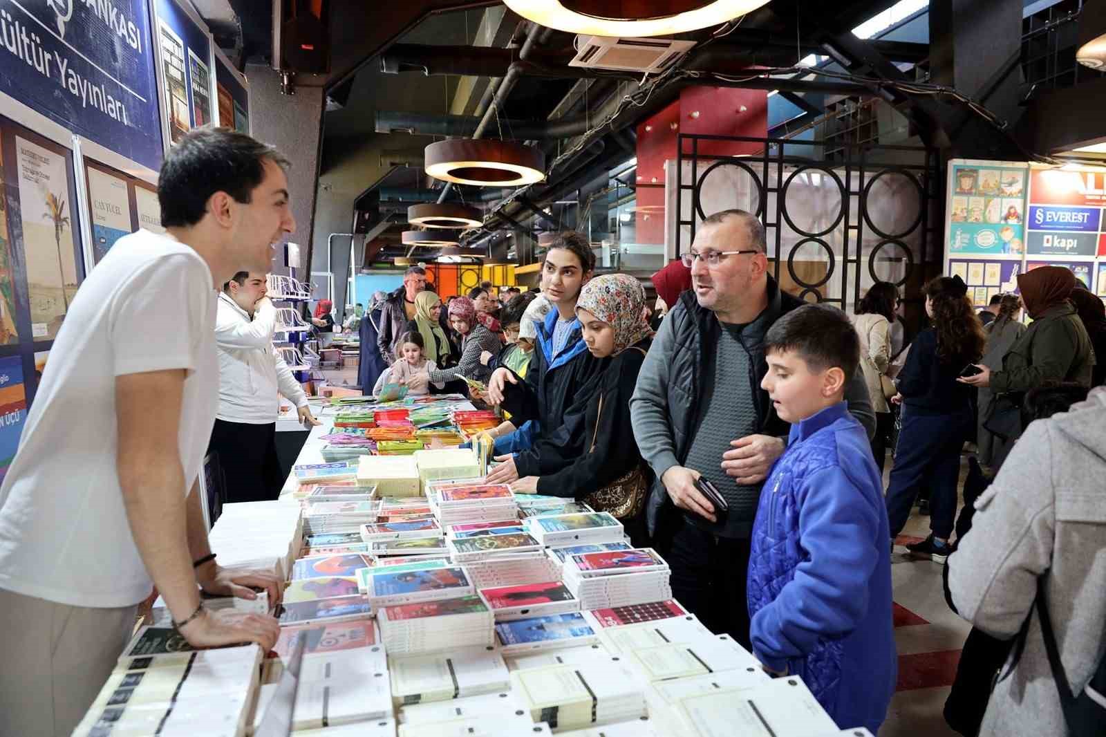 "Sakarya Çocuk Edebiyatı Fuarı" hafta sonu yoğun ilgi gördü
