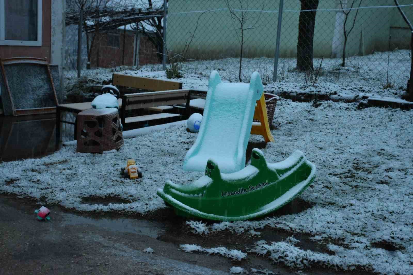 Sakarya merkezde yağmur, yaylada kar: Yüksek kesimler bayrama beyaz örtü ile girdi
