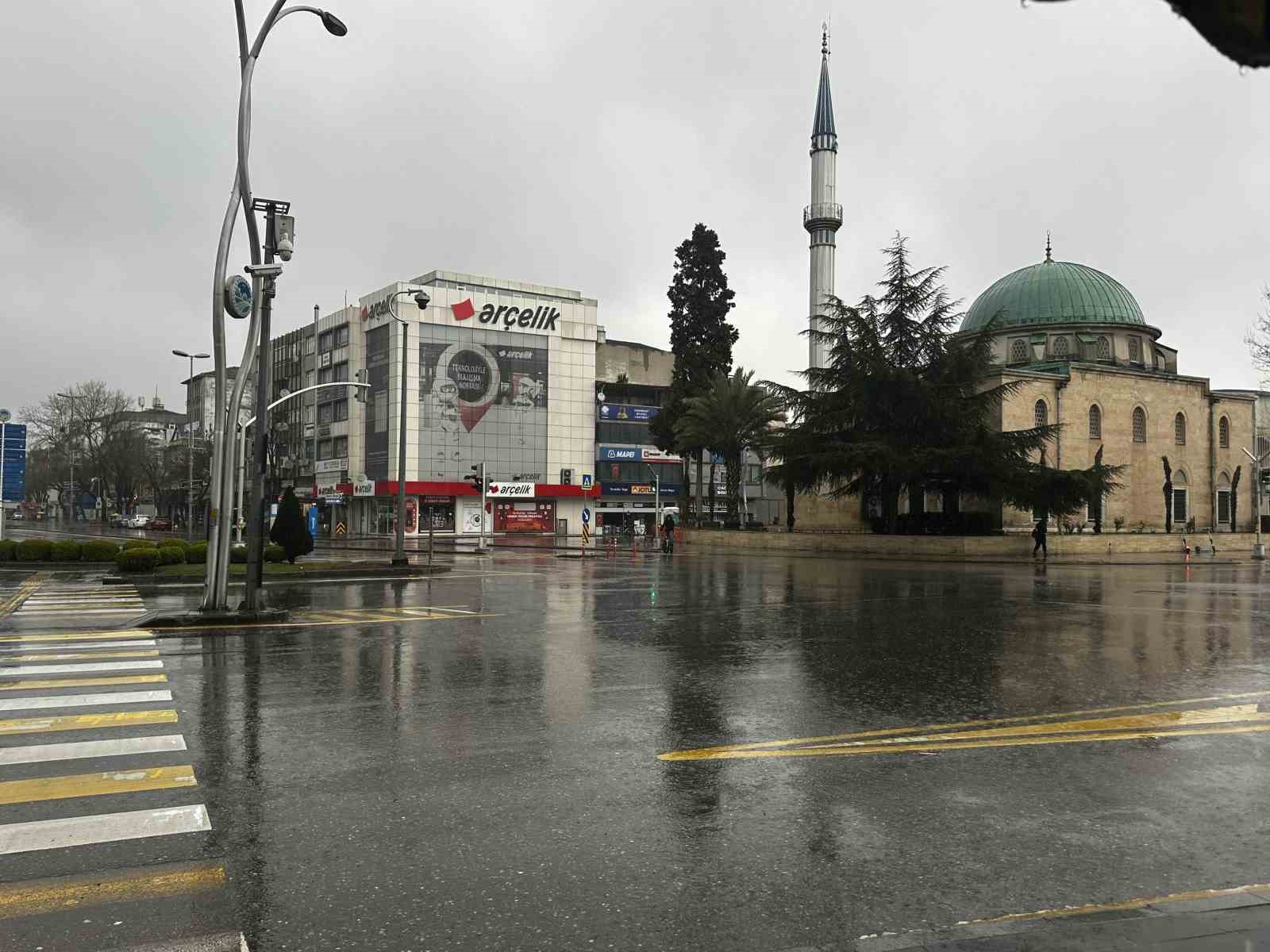 Sakarya merkezde yağmur, yaylada kar: Yüksek kesimler bayrama beyaz örtü ile girdi
