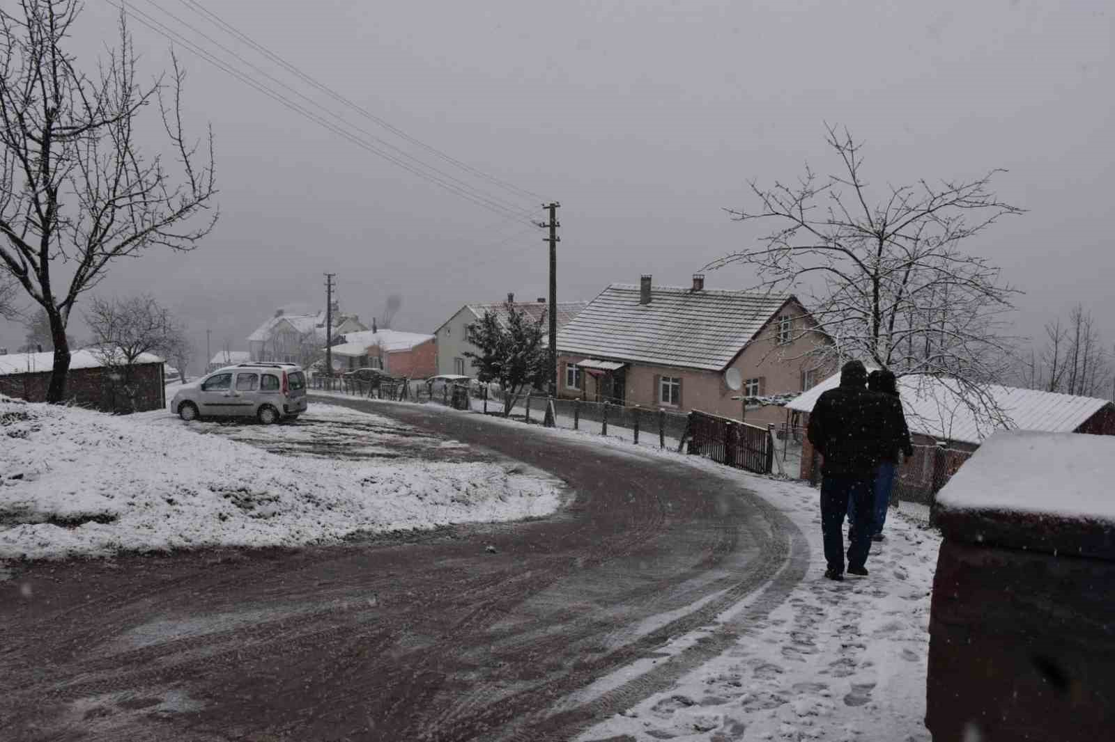 Sakarya merkezde yağmur, yaylada kar: Yüksek kesimler bayrama beyaz örtü ile girdi
