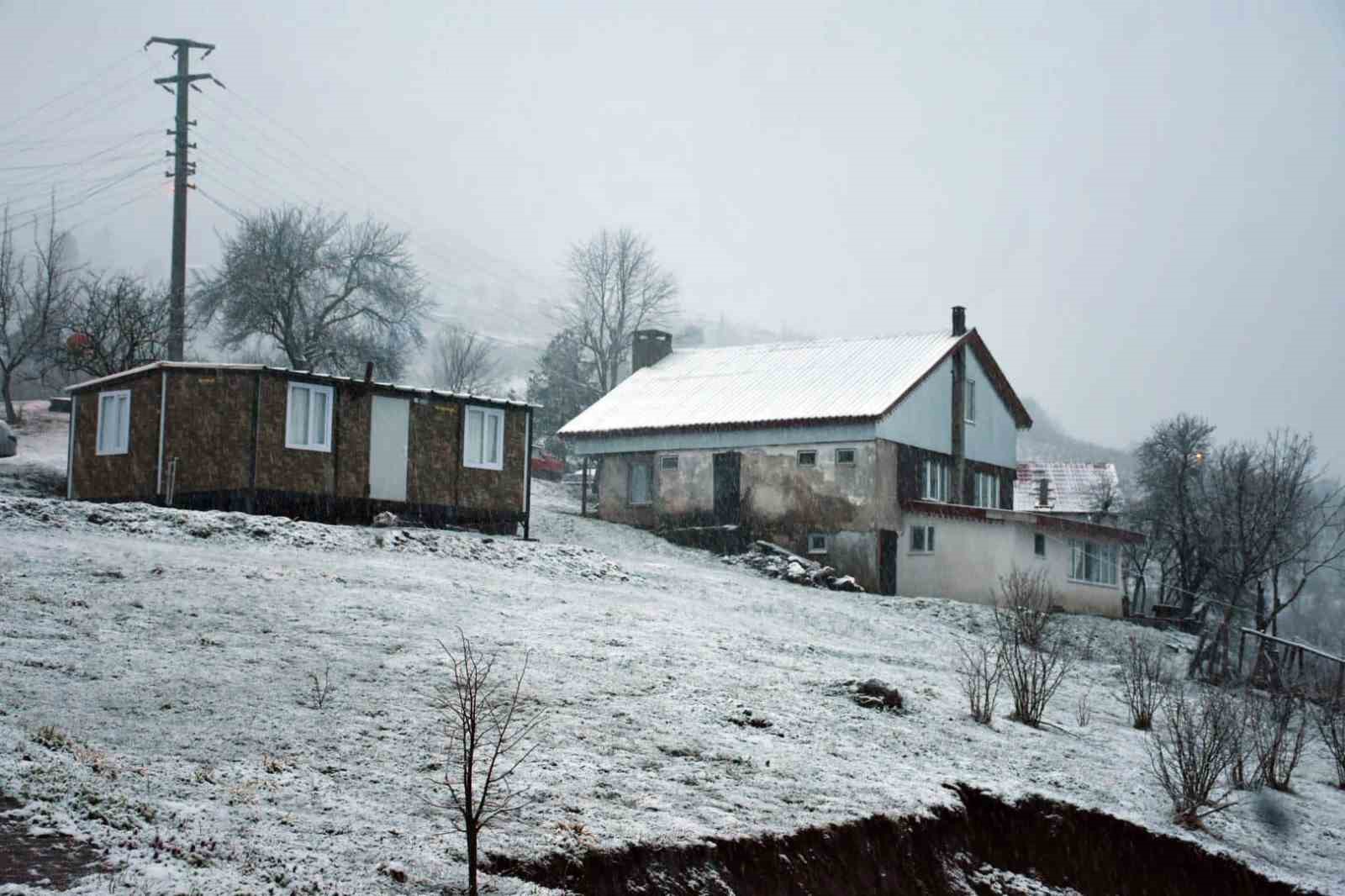 Sakarya merkezde yağmur, yaylada kar: Yüksek kesimler bayrama beyaz örtü ile girdi
