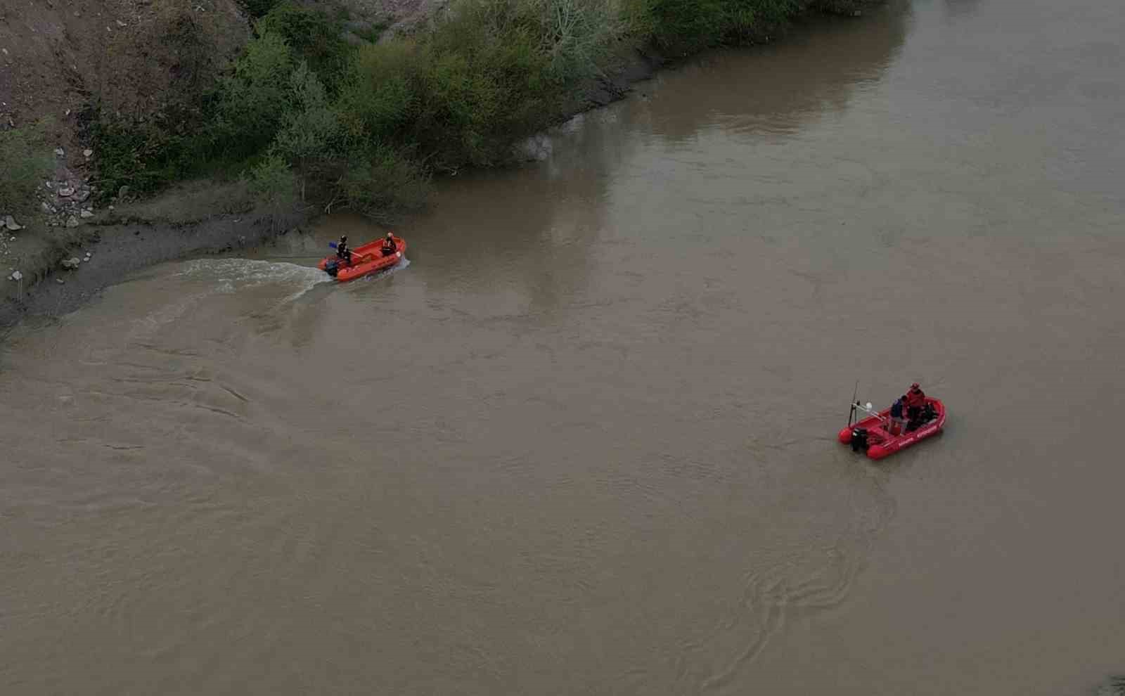 Sakarya Nehri’ne düşen çocuğu arama çalışmaları havadan görüntülendi
