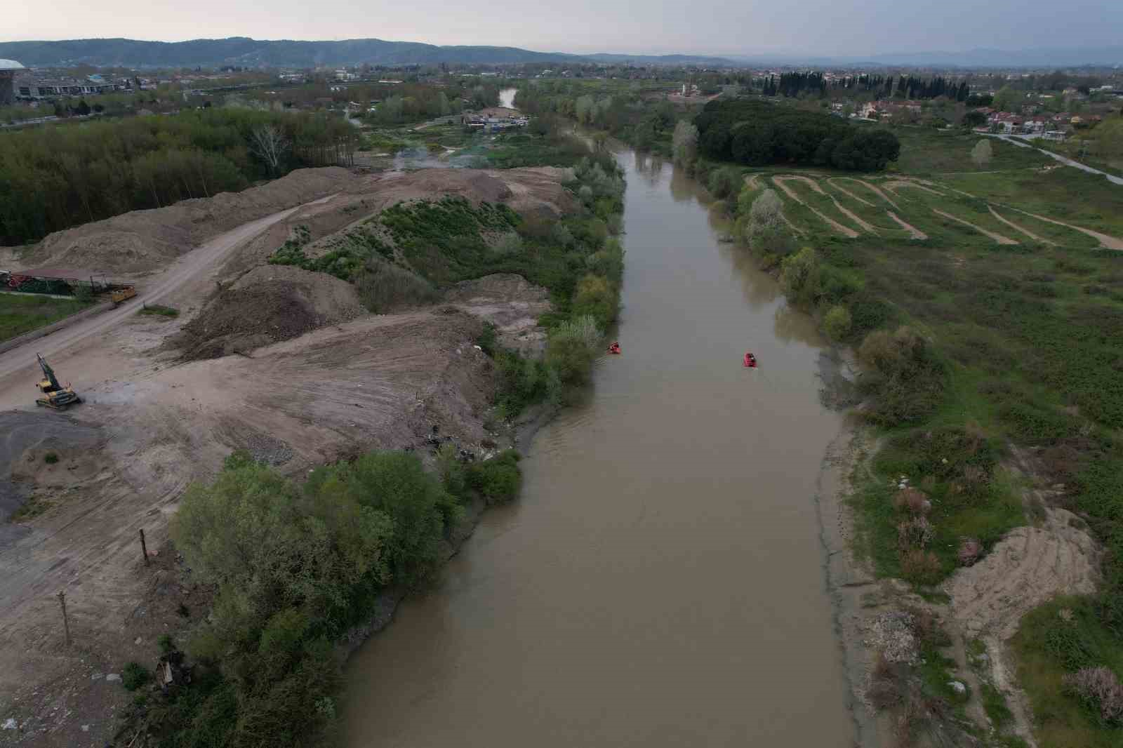 Sakarya Nehri’ne düşen çocuğu arama çalışmaları havadan görüntülendi
