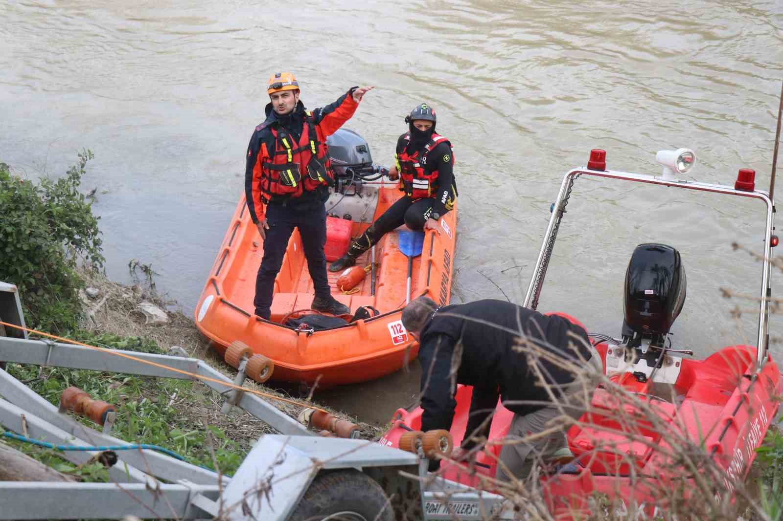 Sakarya Nehri’ne düşen çocuğu arama çalışmaları havadan görüntülendi

