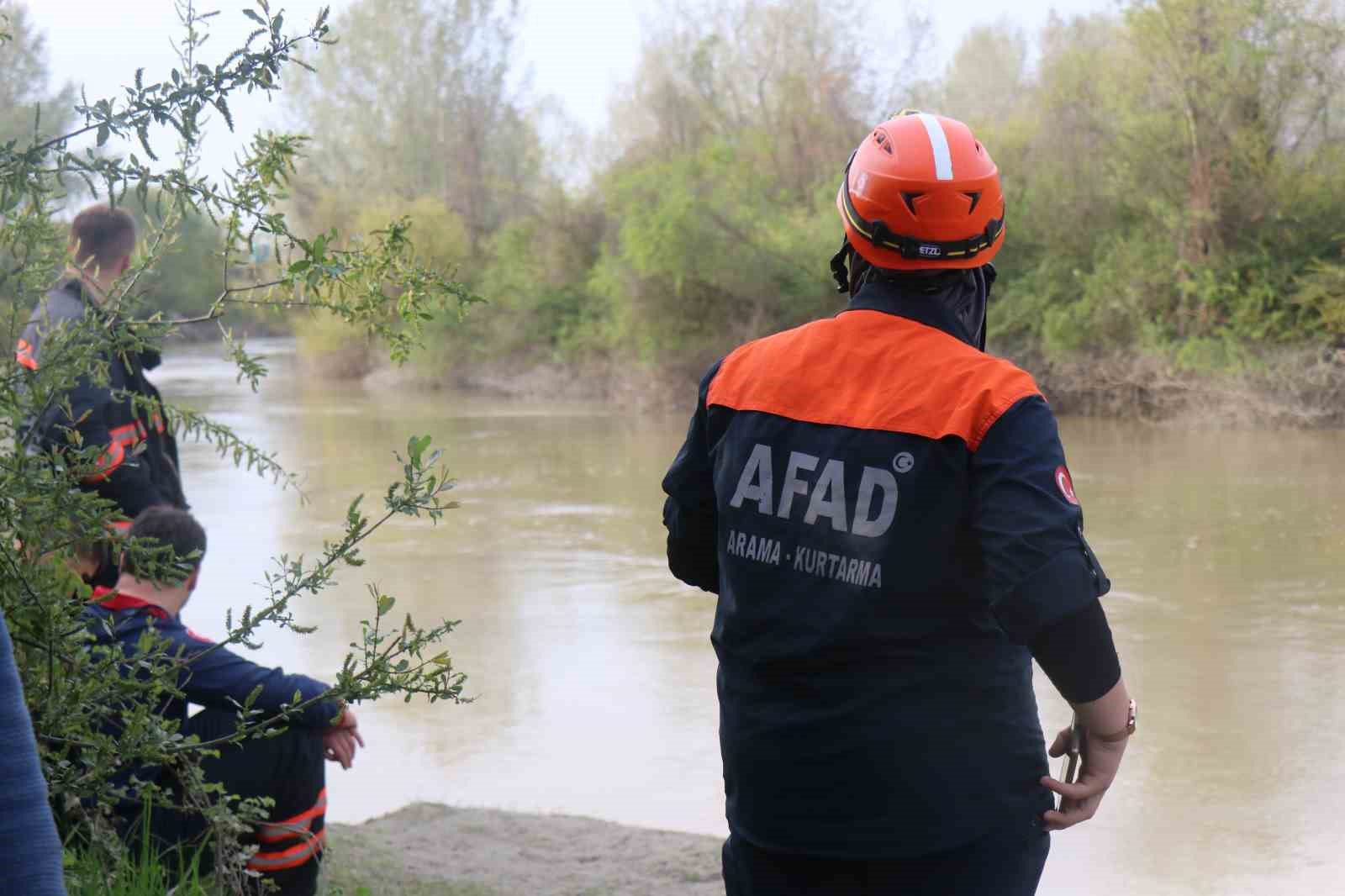 Sakarya Nehri’ne düşen çocuğu arama çalışmaları havadan görüntülendi
