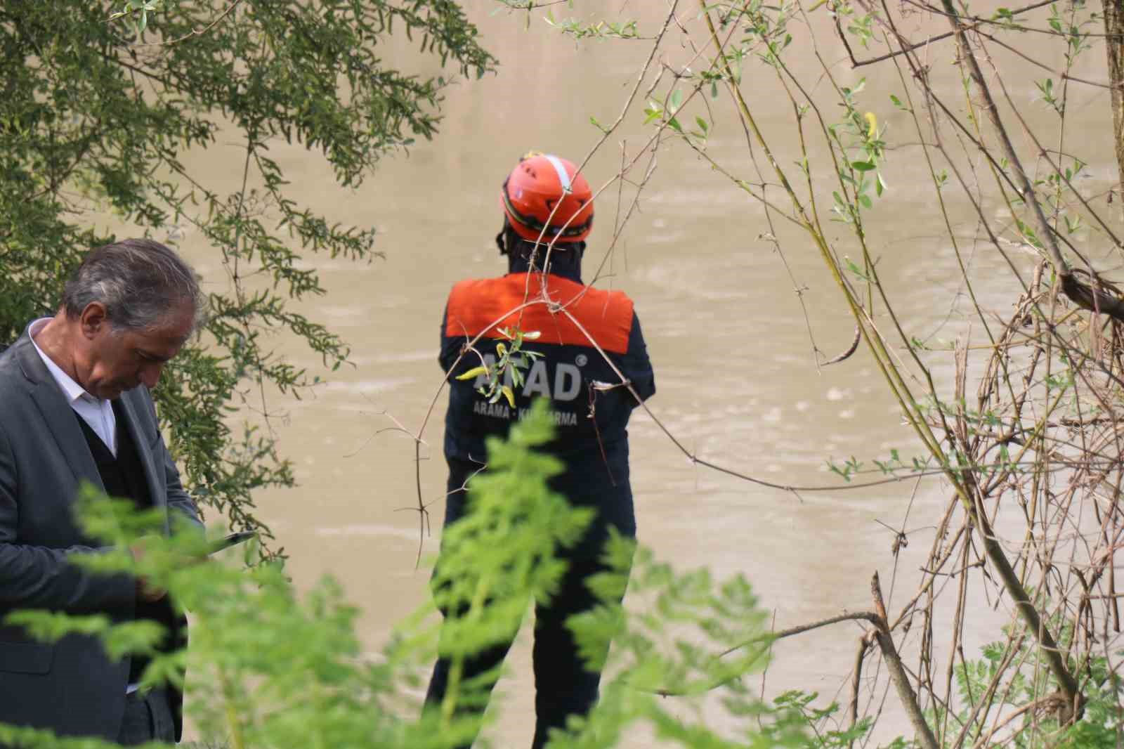Sakarya Nehri’ne düşen çocuğu arama çalışmaları havadan görüntülendi
