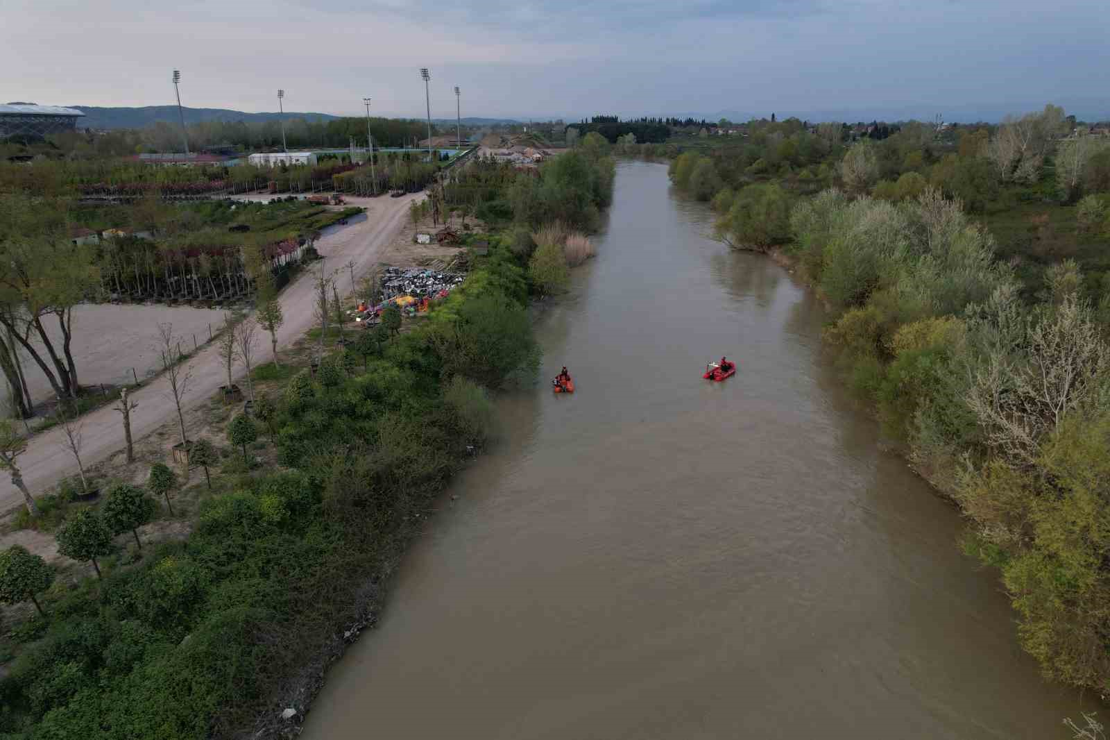 Sakarya Nehri’ne düşen çocuğu arama çalışmaları havadan görüntülendi
