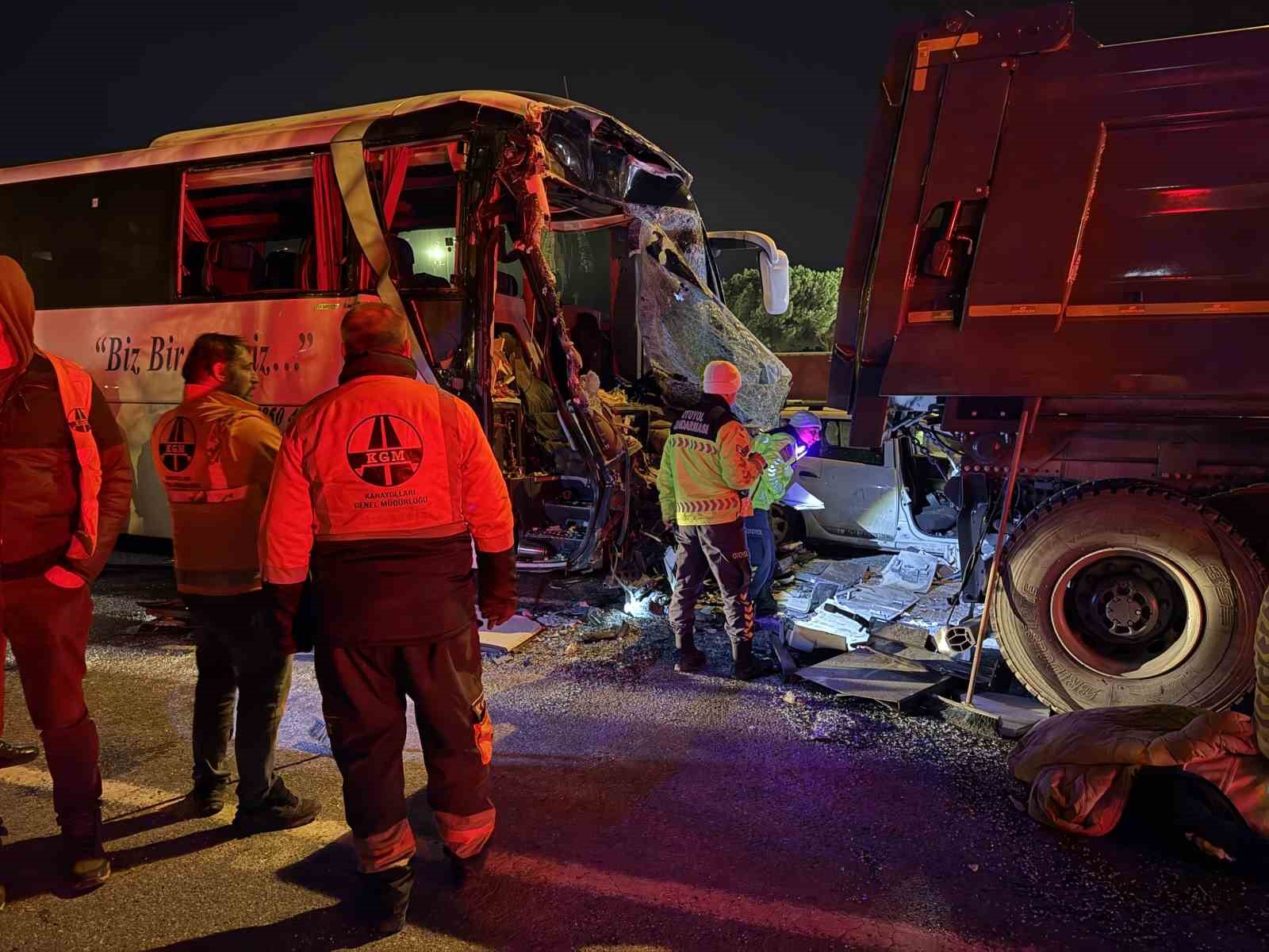 Sakarya TEM Otoyolu’nda feci kaza: 1 ölü, 19 yaralı
