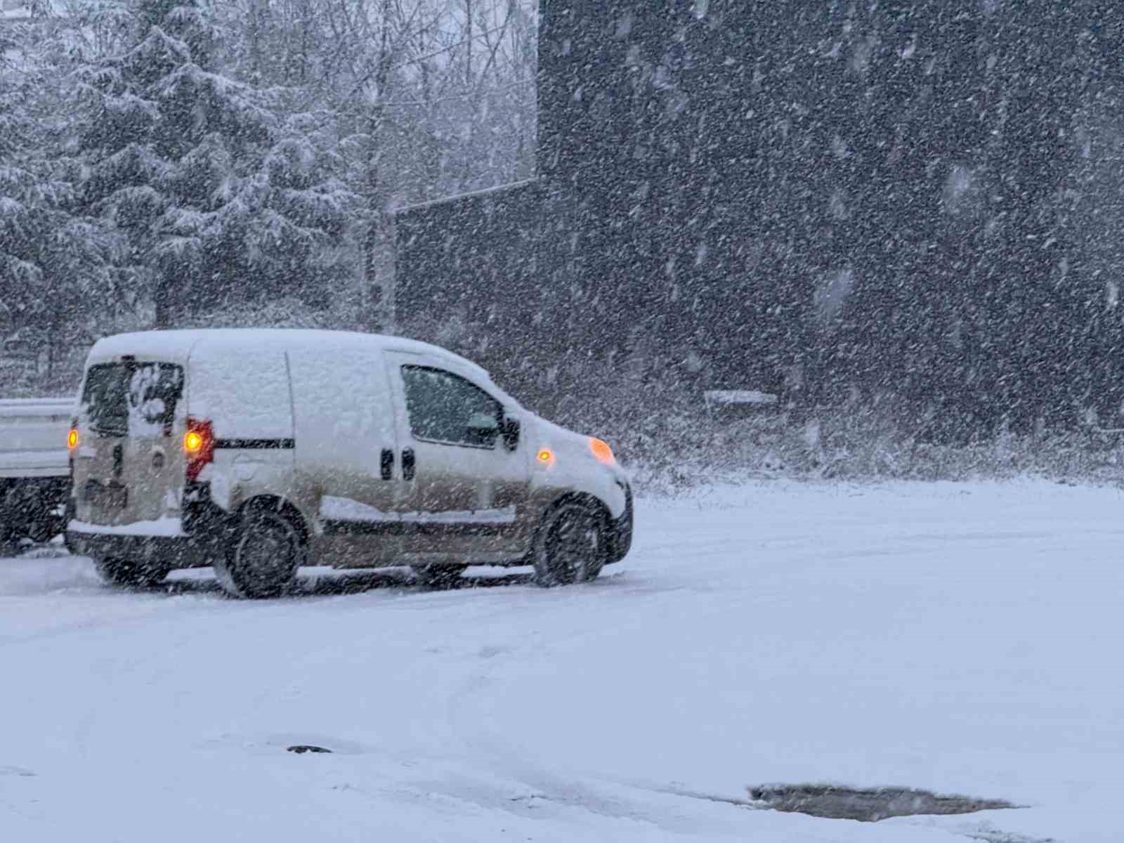 Sakarya yeni yıla karla uyandı: Şehir merkezinde lapa lapa yağıyor
