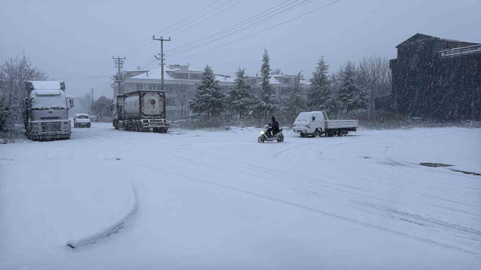 Sakarya yeni yıla karla uyandı: Şehir merkezinde lapa lapa yağıyor
