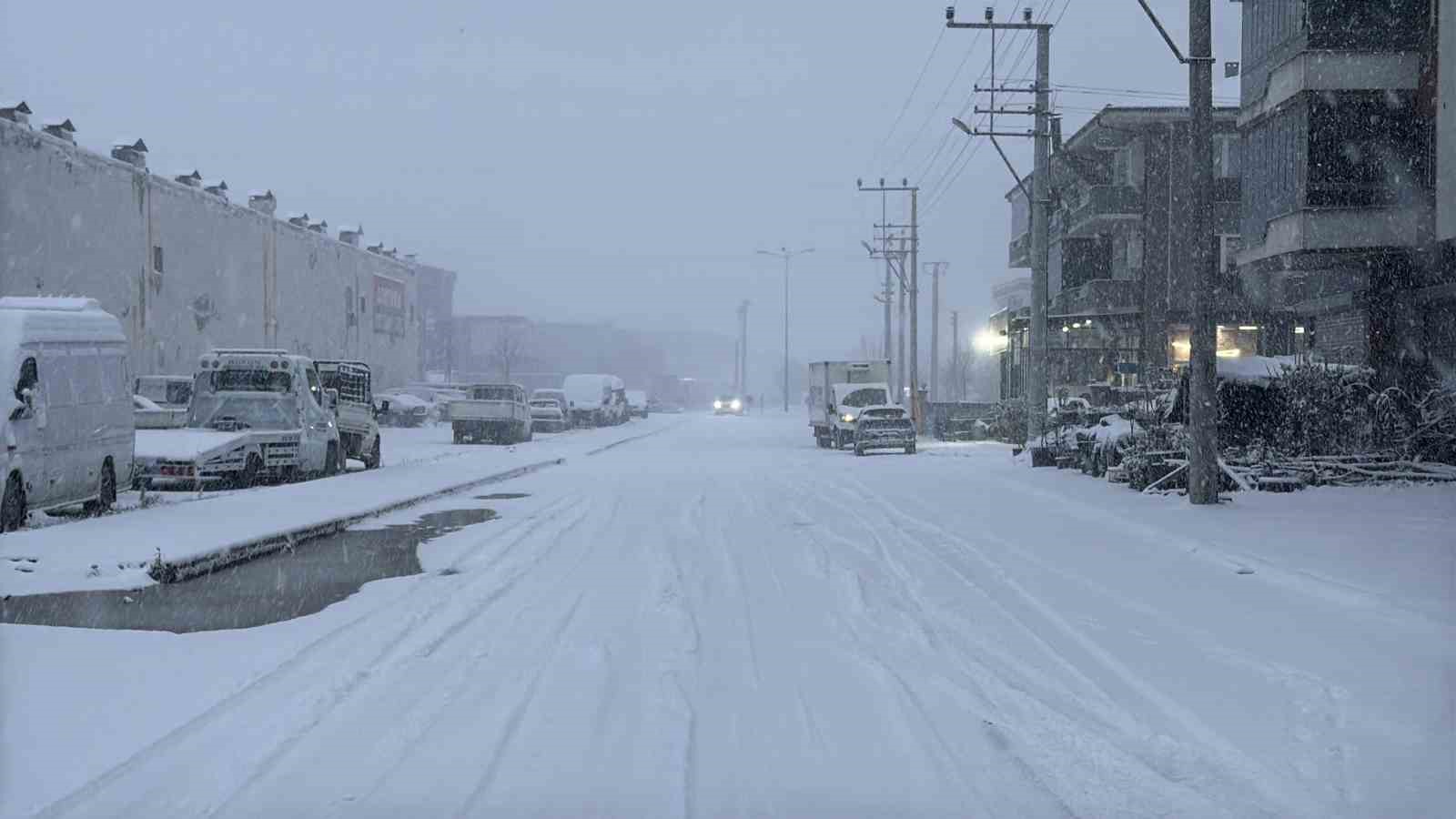 Sakarya yeni yıla karla uyandı: Şehir merkezinde lapa lapa yağıyor
