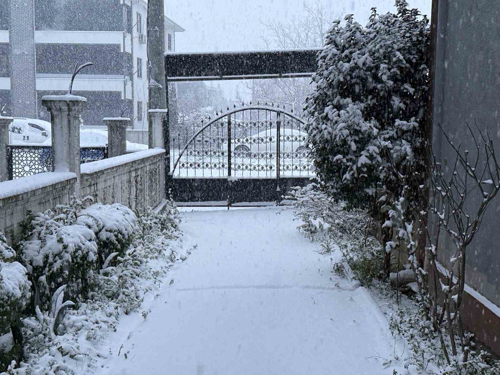 Sakarya yeni yıla karla uyandı: Şehir merkezinde lapa lapa yağıyor
