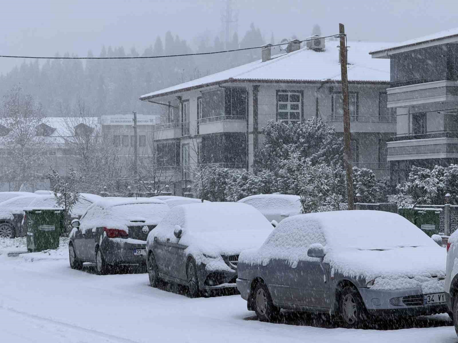 Sakarya yeni yıla karla uyandı: Şehir merkezinde lapa lapa yağıyor

