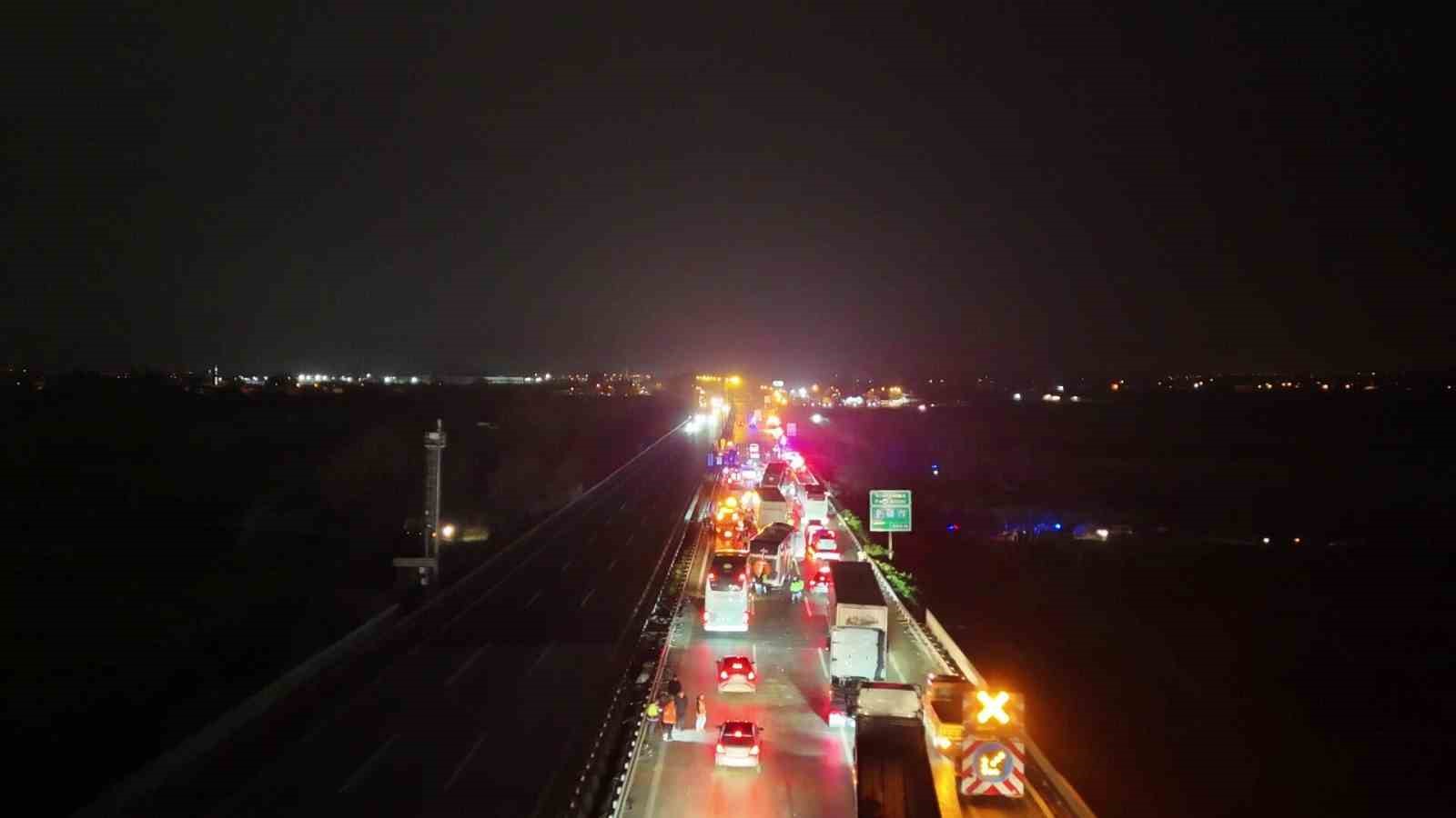 Sakarya’da 16 aracın karıştığı zincirleme kazada 4’ü ağır 13 yaralı: Olay yeri böyle görüntülendi
