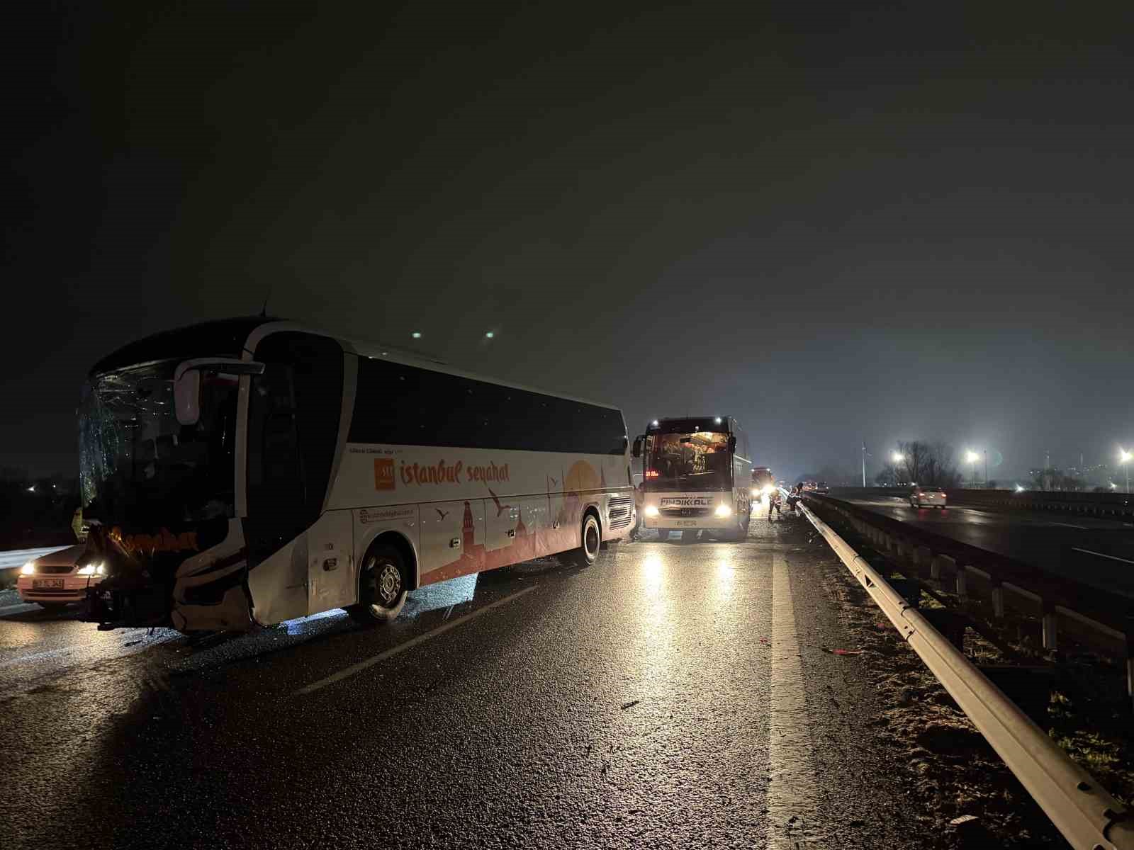 Sakarya’da 16 aracın karıştığı zincirleme kazada 4’ü ağır 13 yaralı: Olay yeri böyle görüntülendi
