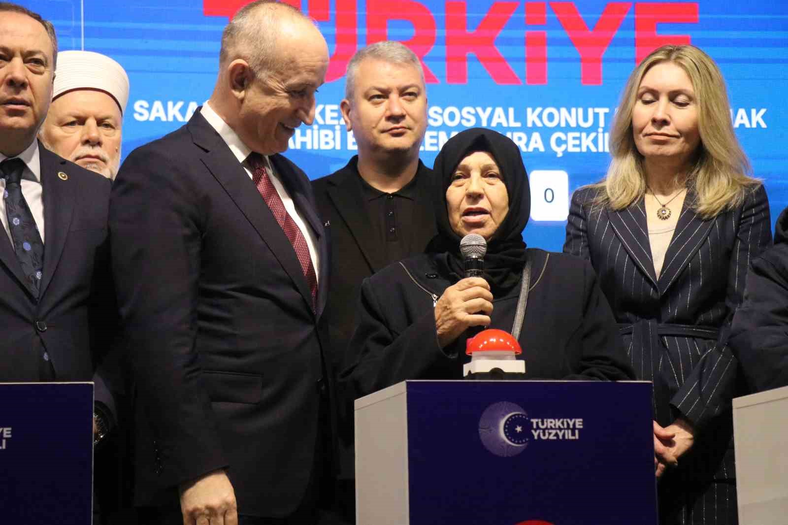 Sakarya’da 6 bin 633 hak sahibi kura ile belirlendi
Sakarya’da 6 bin 633 hak sahibi kura ile belirlendi