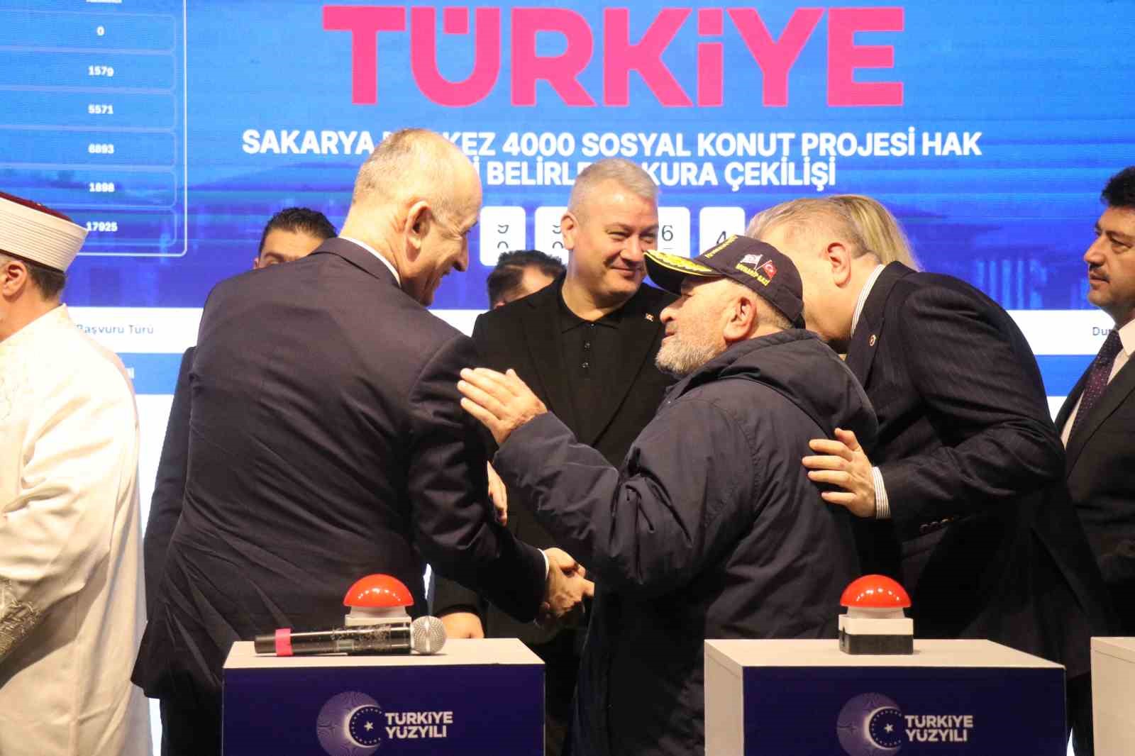 Sakarya’da 6 bin 633 hak sahibi kura ile belirlendi
Sakarya’da 6 bin 633 hak sahibi kura ile belirlendi