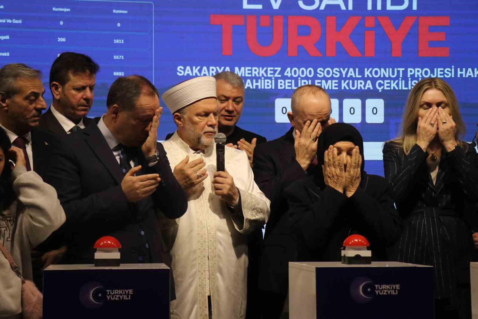 Sakarya’da 6 bin 633 hak sahibi kura ile belirlendi
Sakarya’da 6 bin 633 hak sahibi kura ile belirlendi