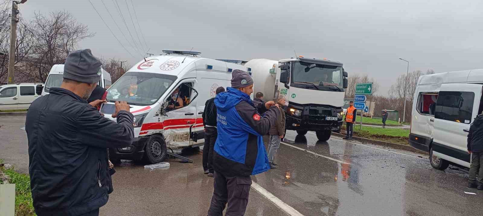 Sakarya’da ambulans ile işçi servisi çarpıştı: 11 yaralı
