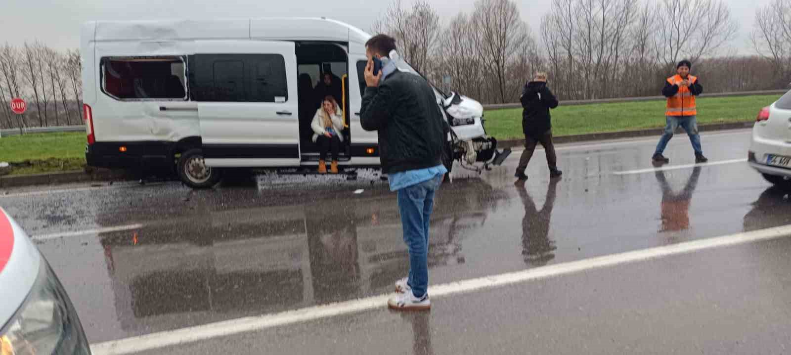 Sakarya’da ambulans ile işçi servisi çarpıştı: 11 yaralı
