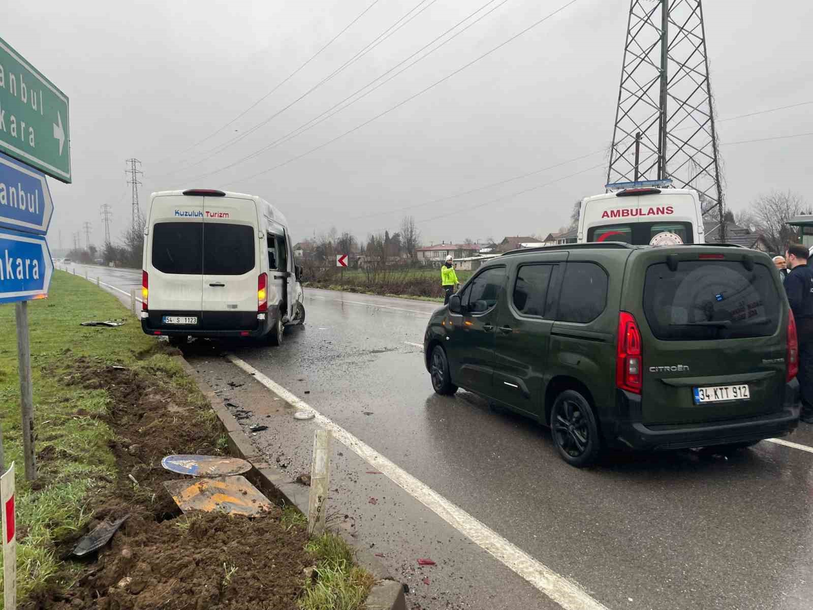 Sakarya’da ambulans ile işçi servisi çarpıştı: 11 yaralı
