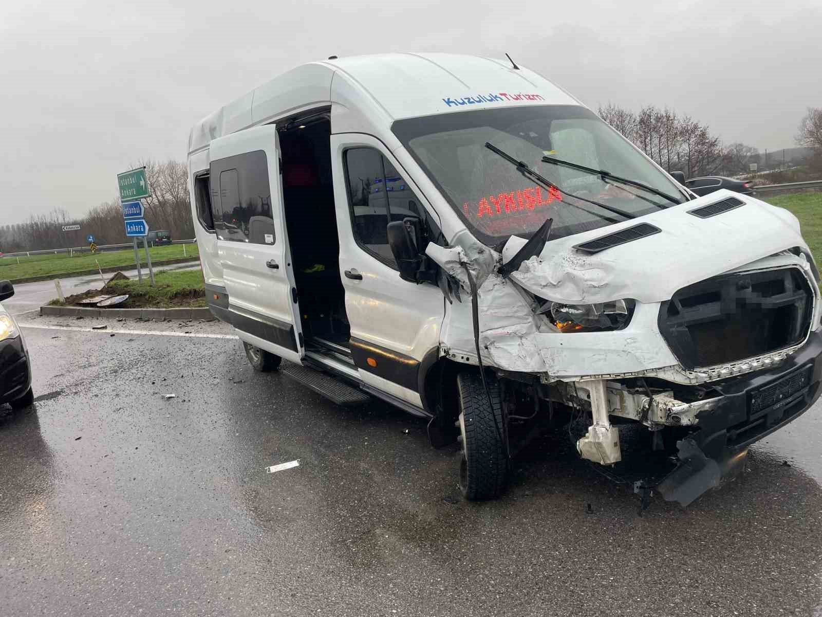 Sakarya’da ambulans ile işçi servisi çarpıştı: 11 yaralı
