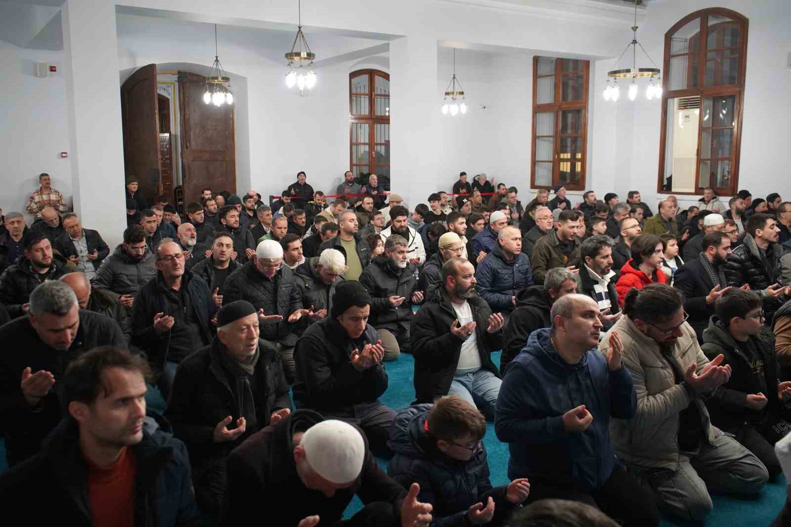 Sakarya’da Berat Kandili’nde vatandaşlar camileri doldurdu
