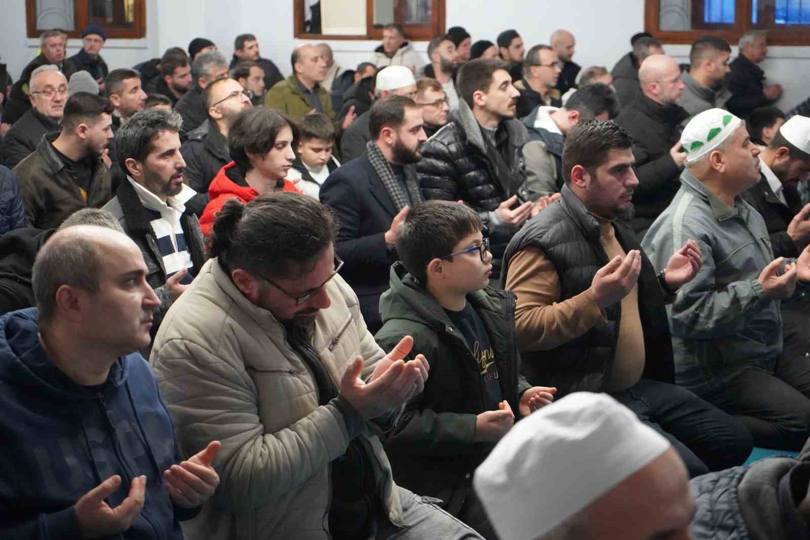 Sakarya’da Berat Kandili’nde vatandaşlar camileri doldurdu
