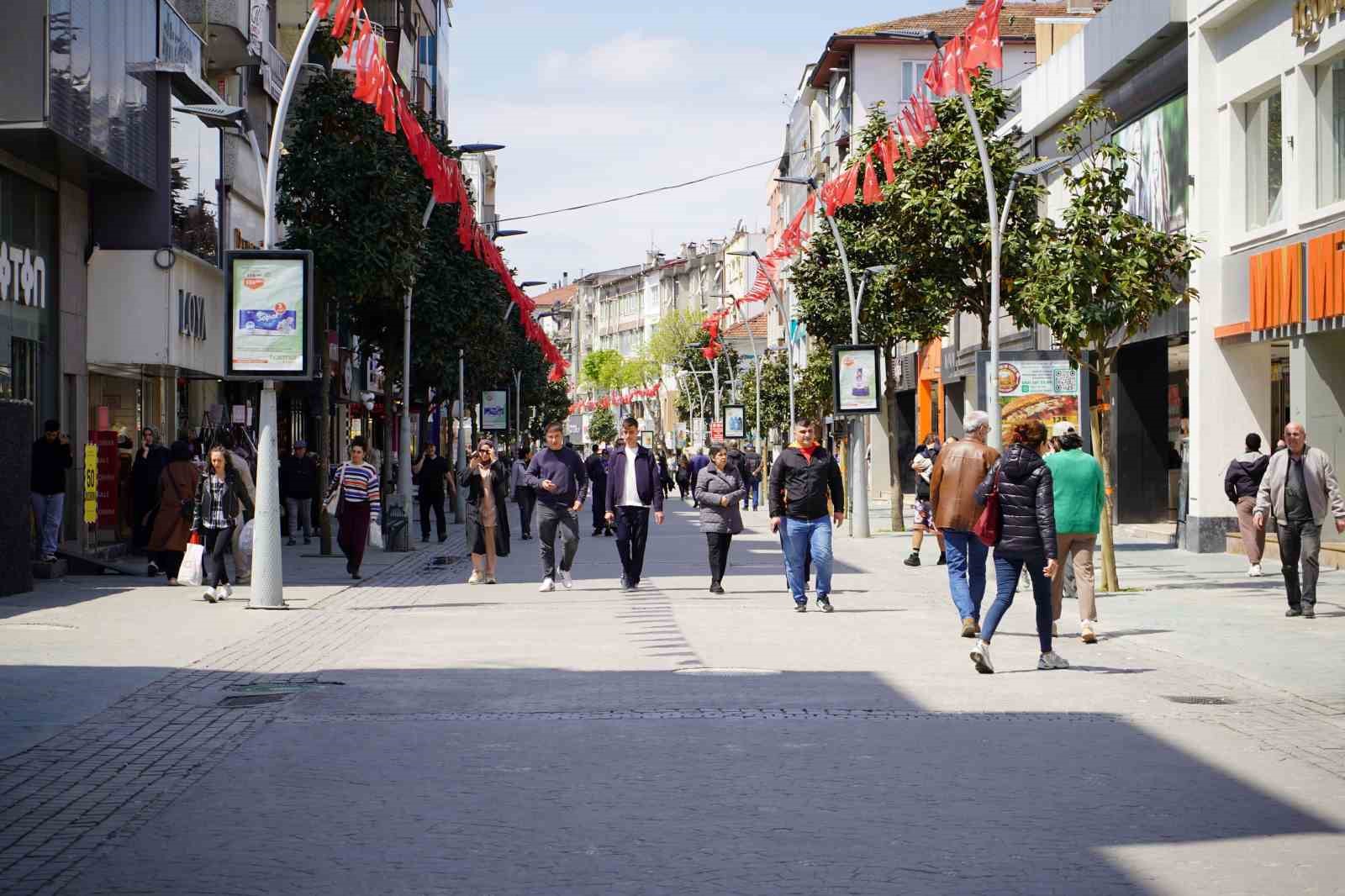 Sakarya’da güneşli havayı fırsat bilen vatandaşlar park ve caddelere akın etti
