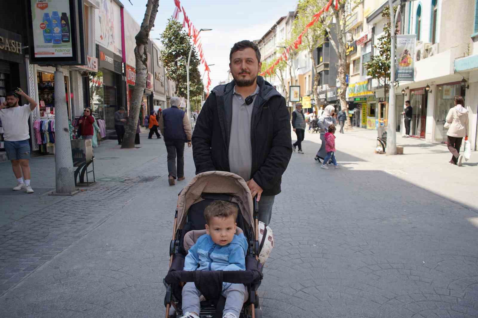 Sakarya’da güneşli havayı fırsat bilen vatandaşlar park ve caddelere akın etti
