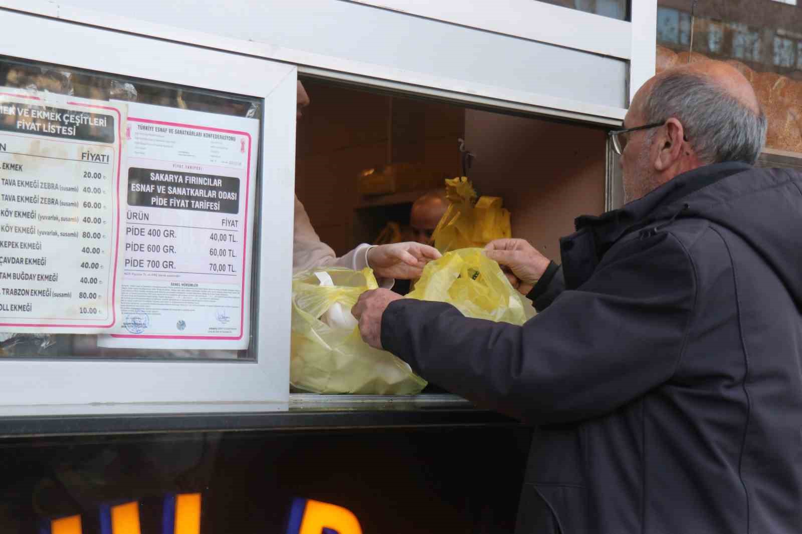 Sakarya’da ilk iftar öncesi metrelerce pide kuyruğu
