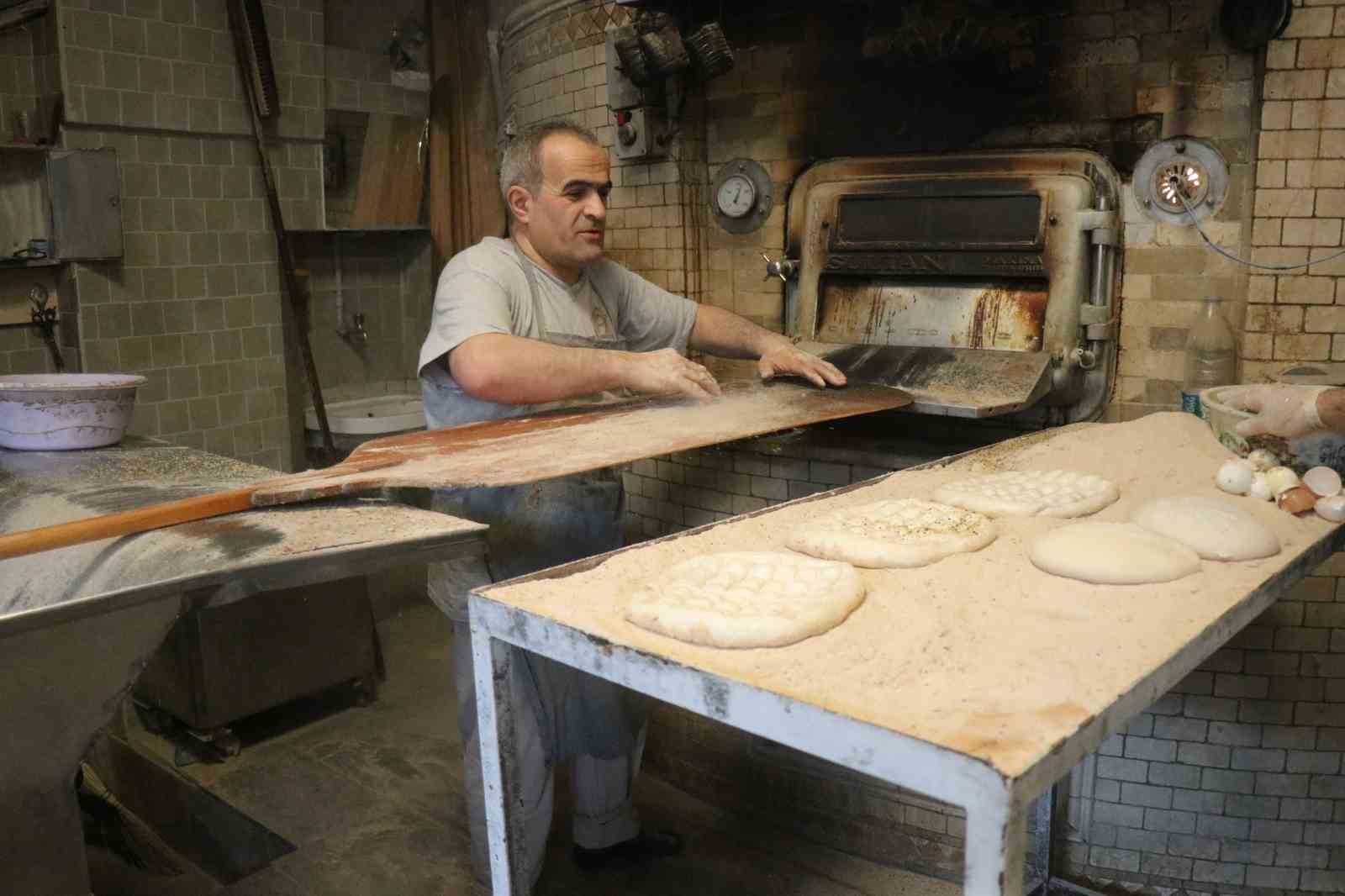 Sakarya’da ilk iftar öncesi metrelerce pide kuyruğu

