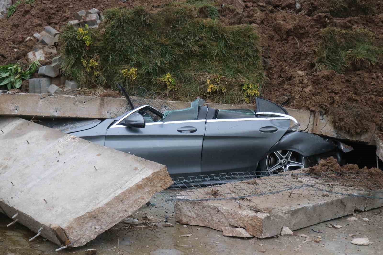 Sakarya’da istinat duvarı çöktü, 3 bina boşaltıldı
