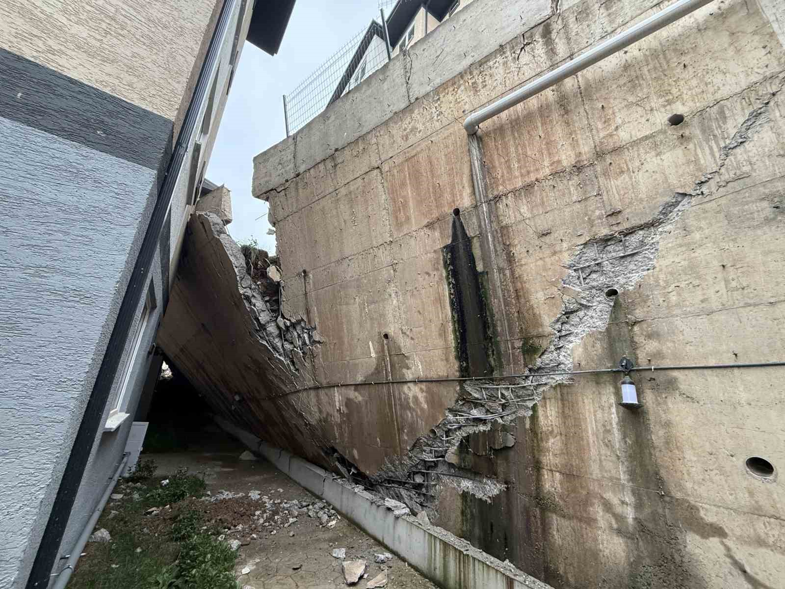Sakarya’da istinat duvarı çöktü, 3 bina boşaltıldı
