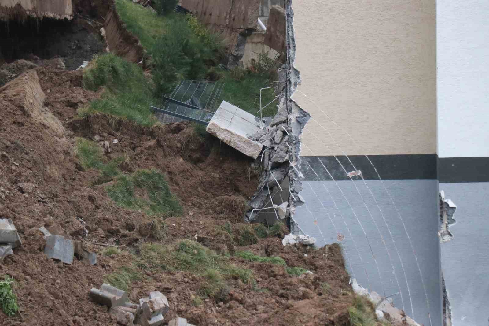 Sakarya’da istinat duvarı çöktü, 3 bina boşaltıldı
