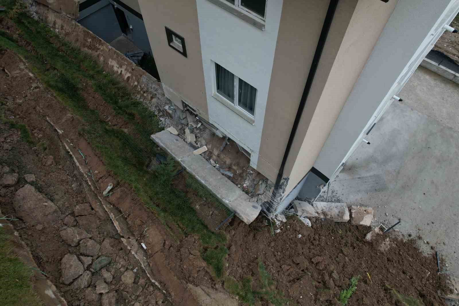 Sakarya’da istinat duvarı çöktü, 3 bina boşaltıldı
