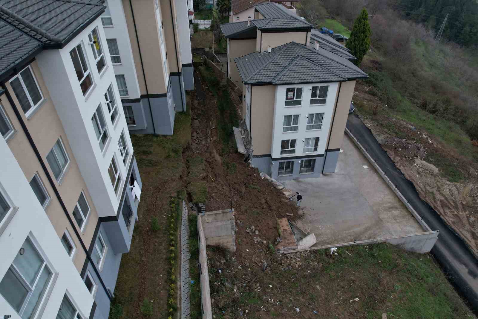 Sakarya’da istinat duvarı çöktü, 3 bina boşaltıldı
