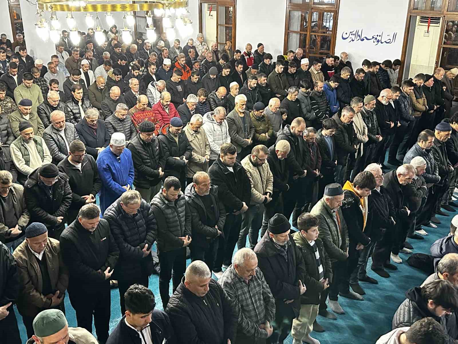 Sakarya’da Kadir Gecesi’nde vatandaşlar camilere akın etti
