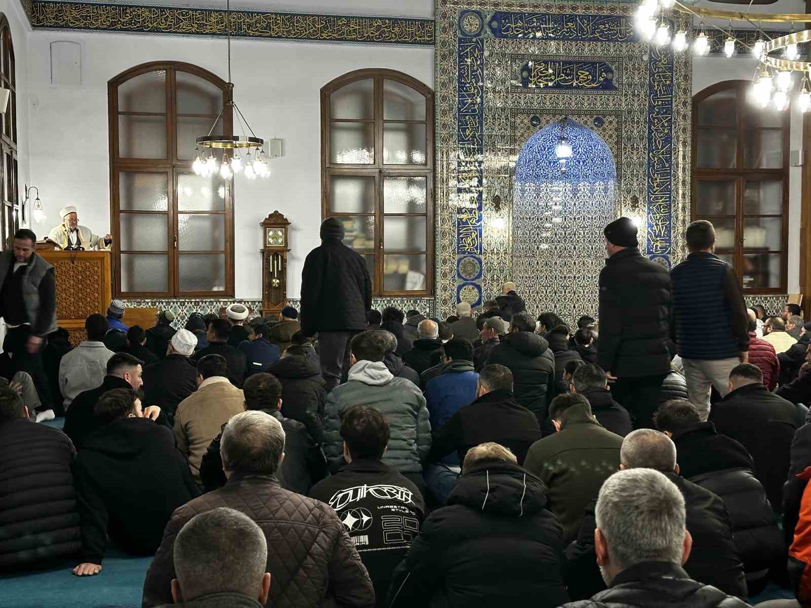 Sakarya’da Kadir Gecesi’nde vatandaşlar camilere akın etti
