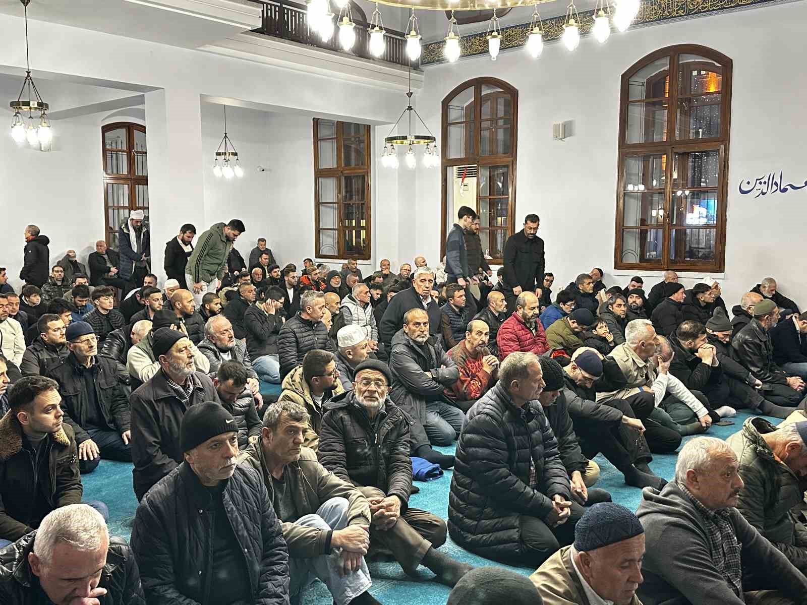 Sakarya’da Kadir Gecesi’nde vatandaşlar camilere akın etti
