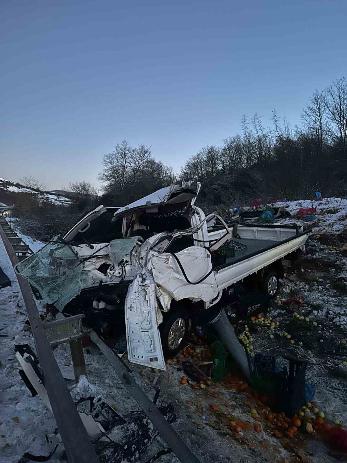 Sakarya’da kamyonet takla attı: Baba ve oğlu yaralandı
